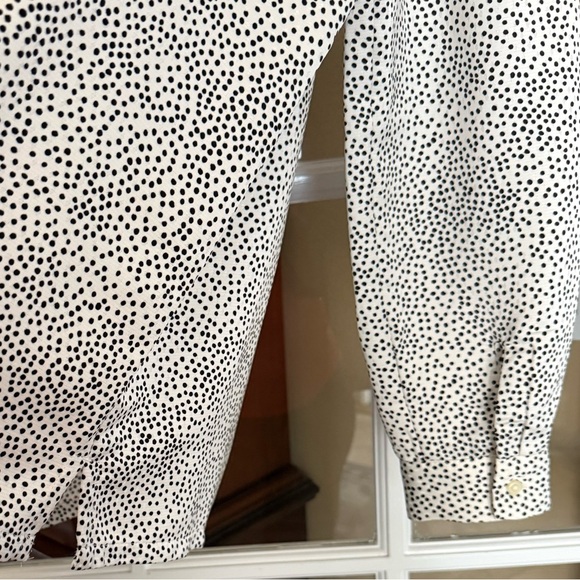 LOFT Black and White Dotted Shirt. Keyhole opening back, button cuff, side slit. - Picture 6 of 8